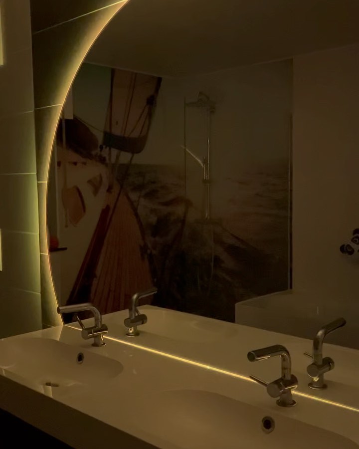 Cosy Bathroom Design by @nikkelart
#bathroom #interiordesign #design #home #bathroomdesign #homedecor #realestate #showerprints #remodel #construction #renovation #bathroomdecor #decor #architecture #bathroomremodel #shower #bath #interior #remodeling #homedesign #modern #art #luxury